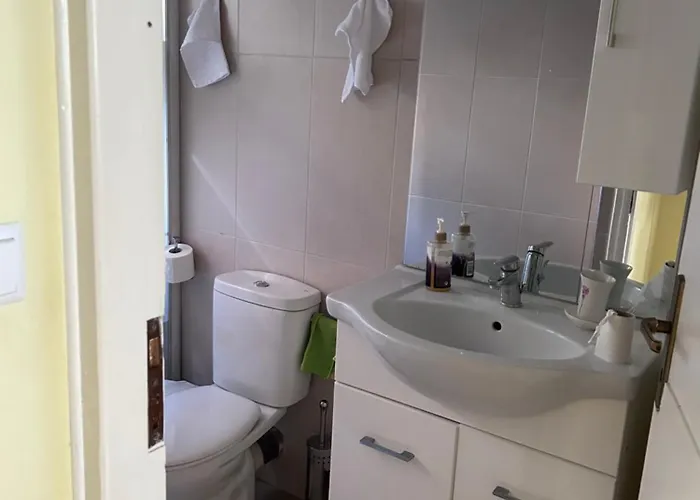 Paul In The Center Of Apartamento Kalamata