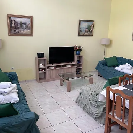 Paul In The Center Of كالاماتا