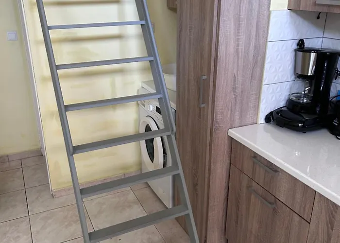 Paul In The Center Of كالاماتا