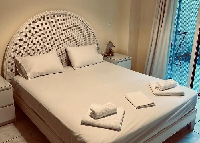 Paul In The Center Of * Каламата